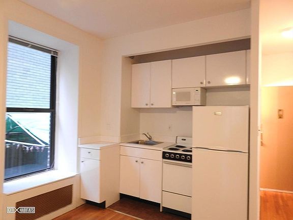 2nd image of 117 W 58th St APT 10H
