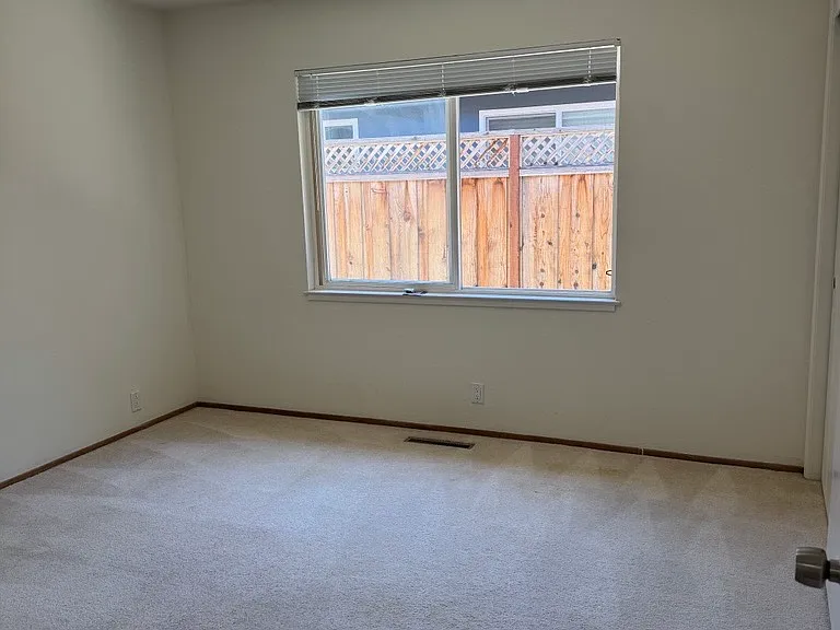 Whitethorne Dr — Photo 8