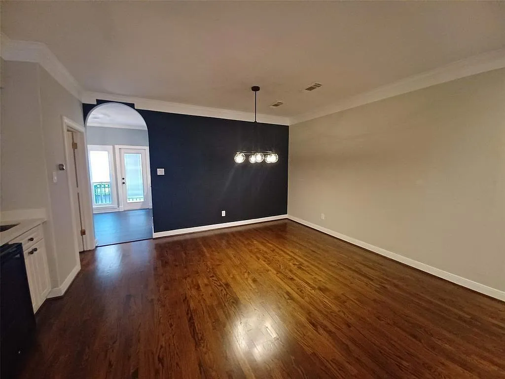 3 bed, 3.5 bath, 1987 sqft, $3,300 — Photo 4