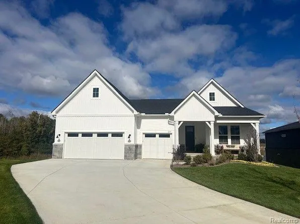 4104 Bay Terrace Dr, Milford, MI 48381