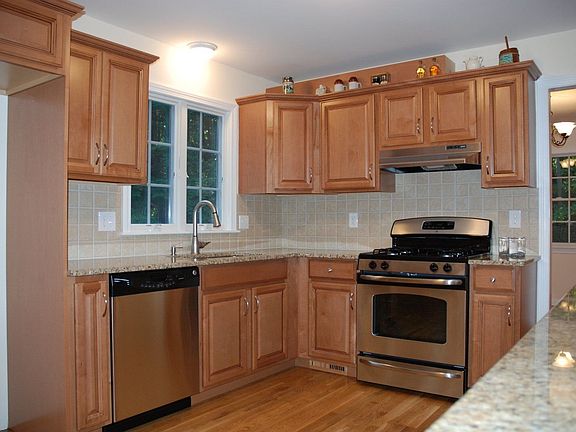 Amazing new kitchen w/Granite & SS Appl.