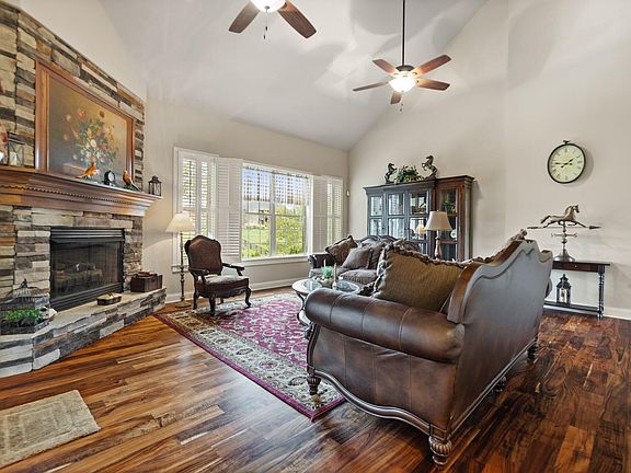 5th image of 4050 Port Royal Dr