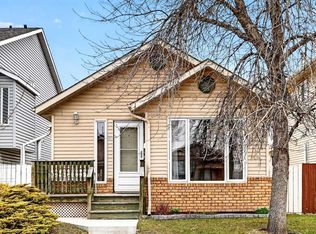 886 W Erin Woods Dr SE, Calgary, AB T2B 3C4