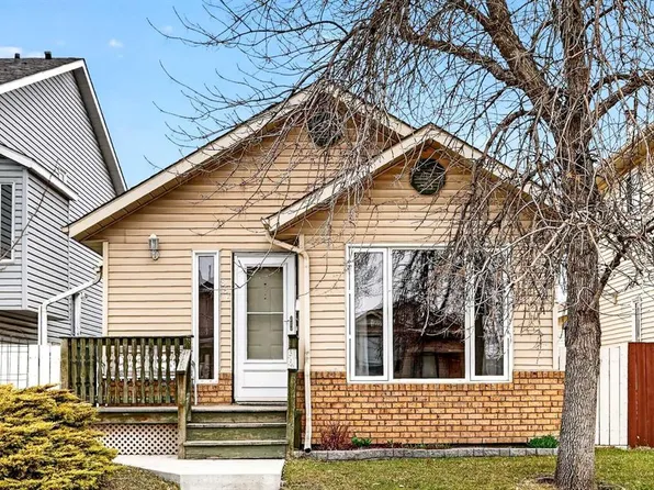 886 W Erin Woods Dr SE, Calgary, AB T2B 3C4