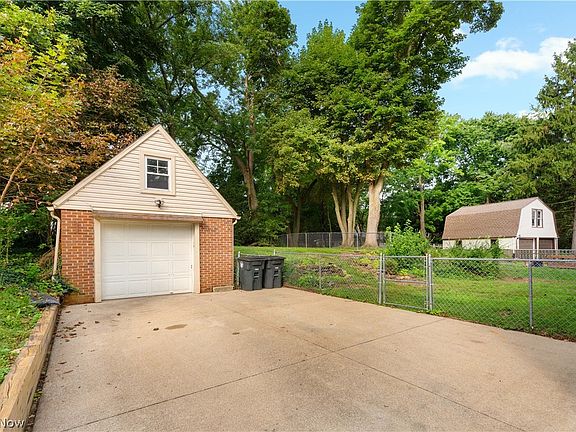 2nd image of 128 Woolf Ave
