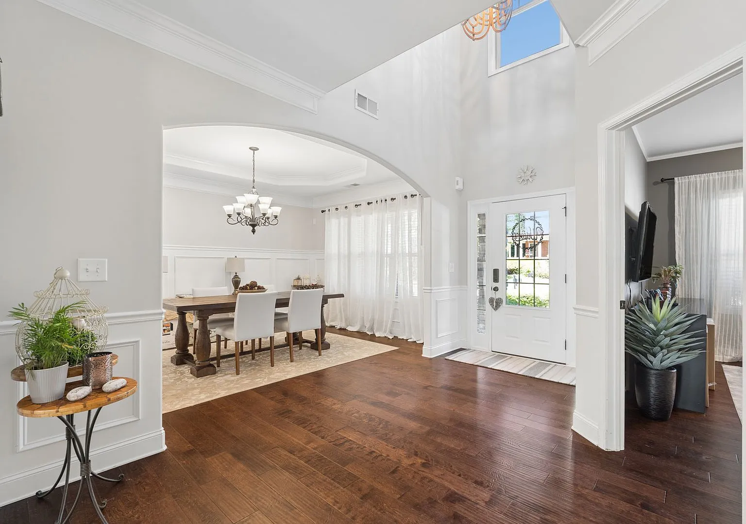 Spacious & Inviting Home in a Convenient Location — Photo 3