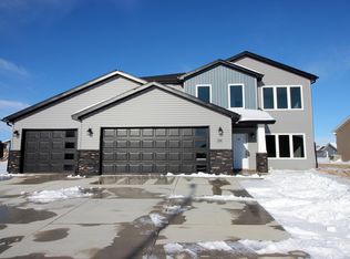 704 Keidel Trl SW, Mandan, ND 58554