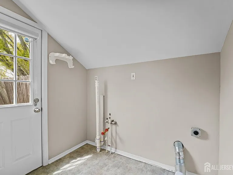 49 Louis Ave — Photo 12