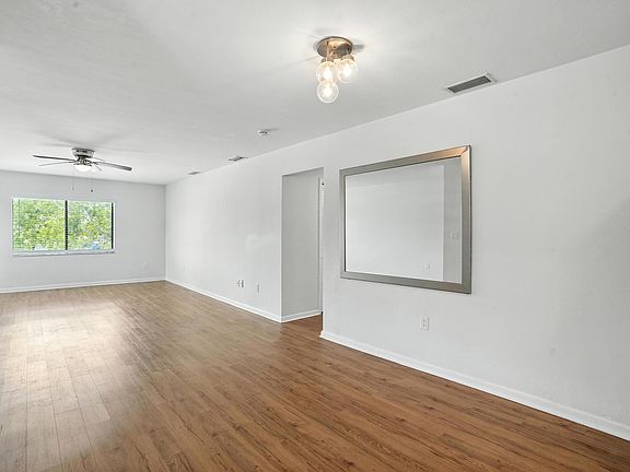 5th image of 4712 SE 5th Pl #201