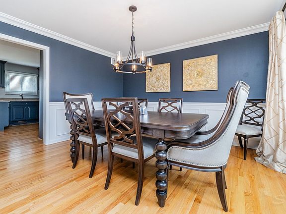 3rd image of 2S580 Avenue Chateaux E