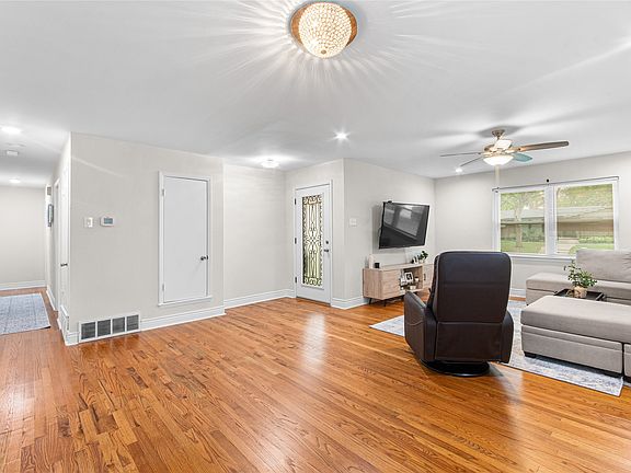 4th image of 2530 Springhill Dr