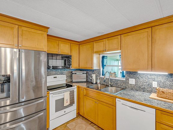 3rd image of 808 S Silver Cir