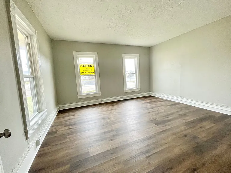 410 W 14th St — Photo 11