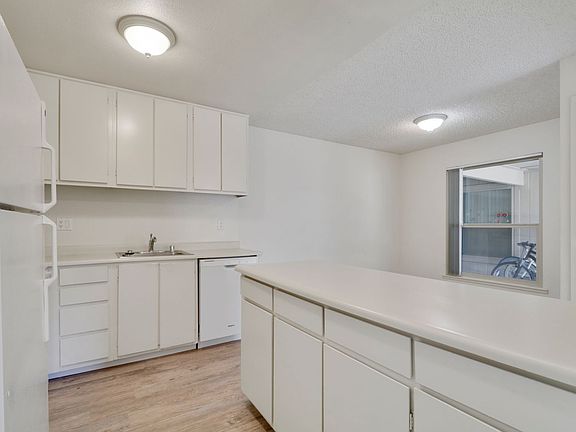 4th image of 1050 Lake Blvd #47