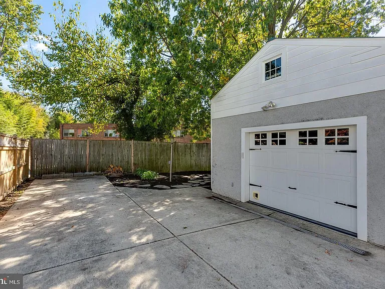 4457 Macarthur Blvd NW — Photo 33