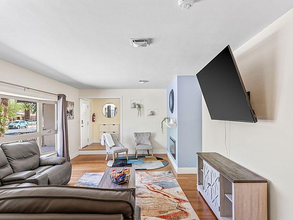 4th image of 502 Park Way W
