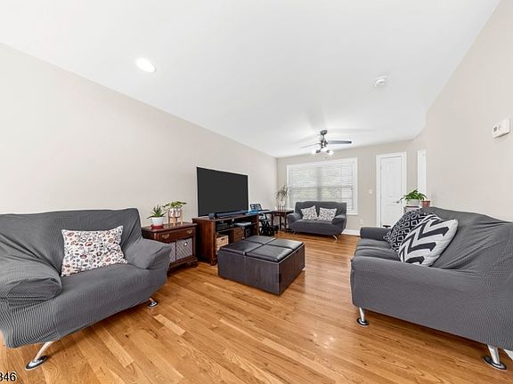 4th image of 418 Oak St