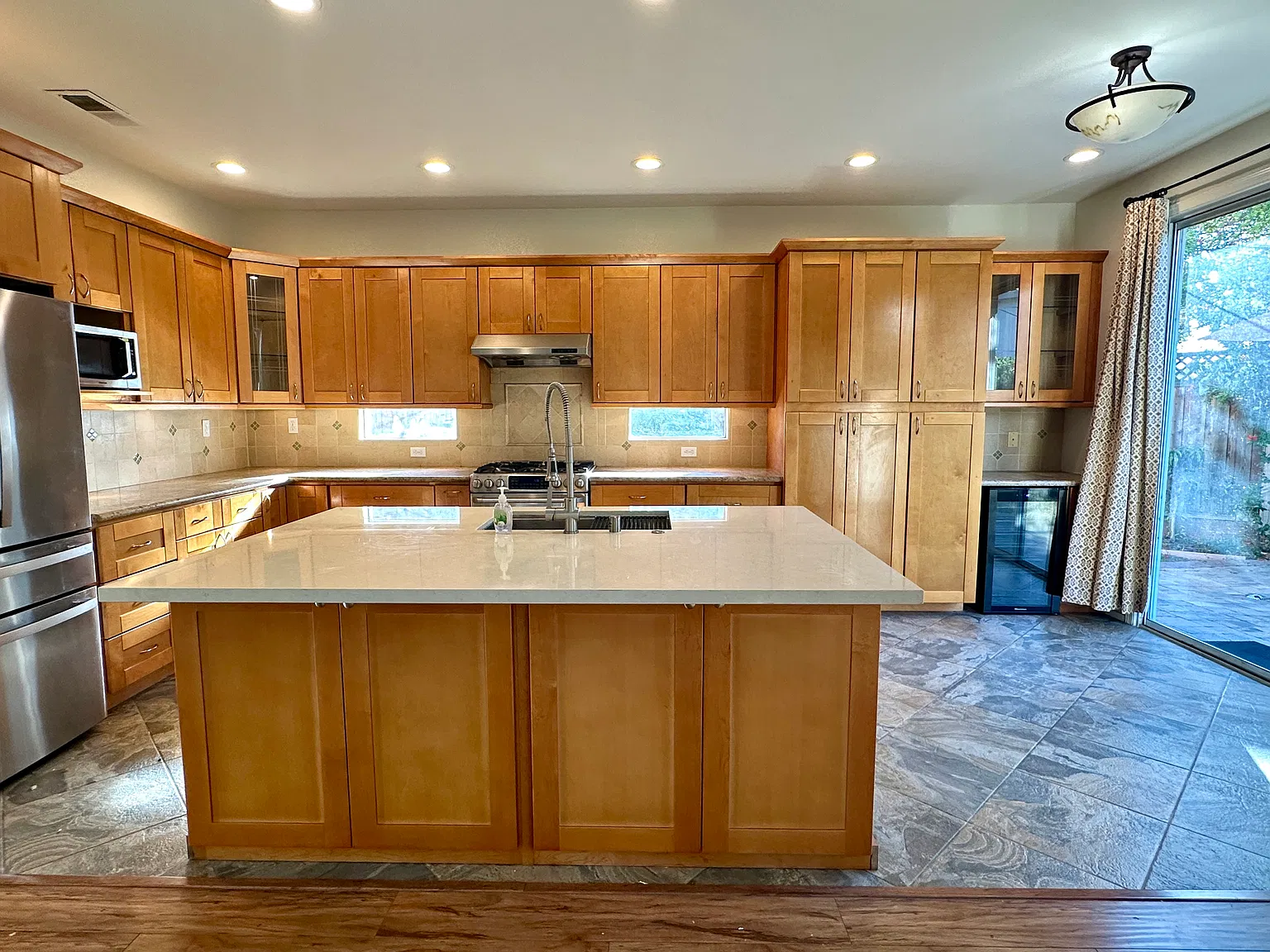 5 bed, 2326 sqft, $7,000 — Photo 4