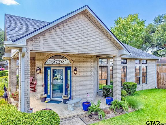 3rd image of 108 Holly Hill Ln