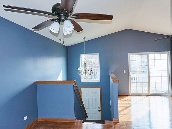 3rd image of 1587 Victoria Park Cir