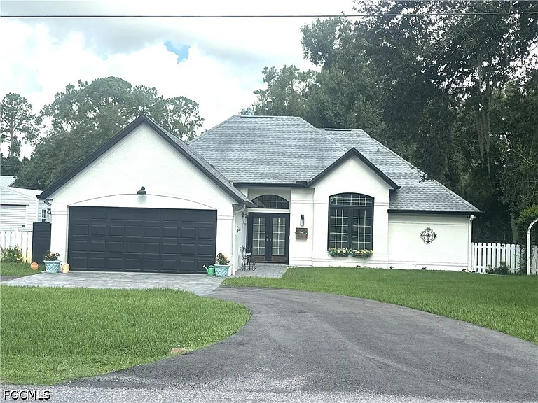 1090 Woods Dr — Photo 21