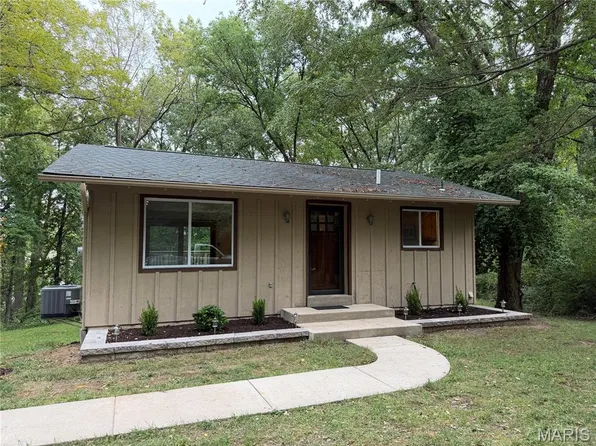 2 Country Hill Ln, Belleville, IL 62221