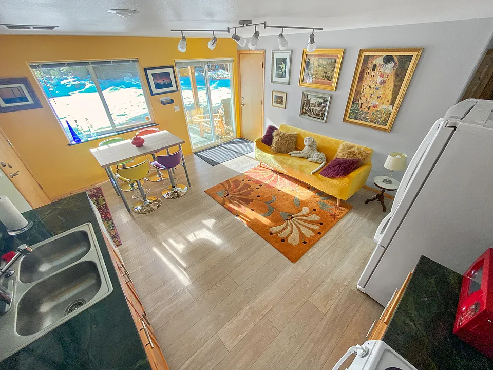 2201 Salal Dr