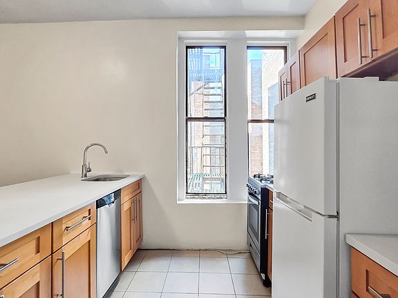 3rd image of 3 Pinehurst Ave #4B