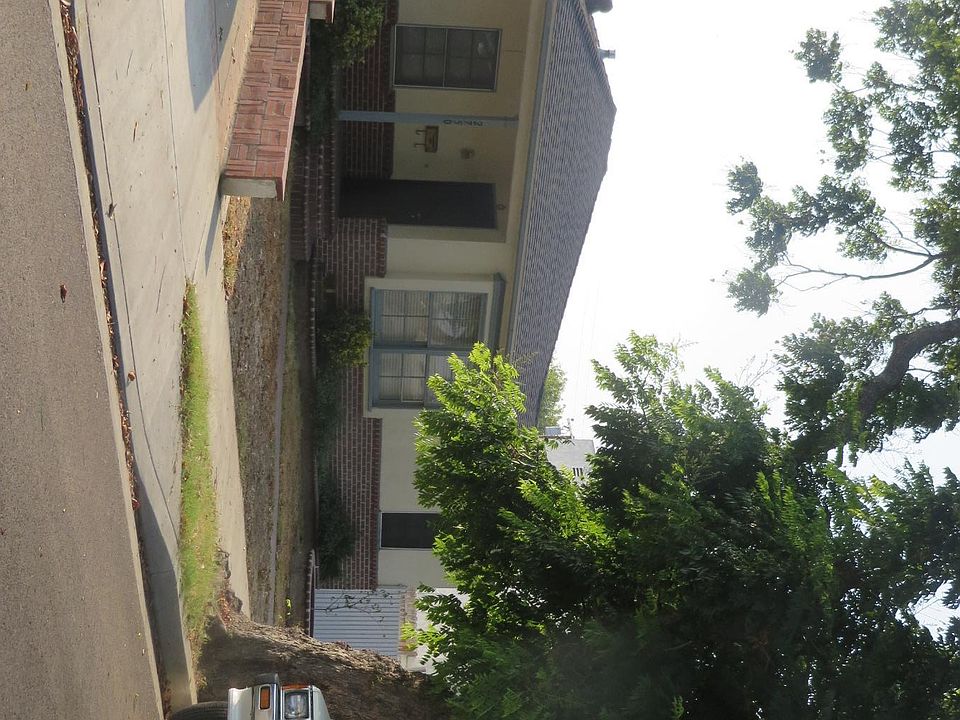 2nd image of 2750 Magnolia Ave
