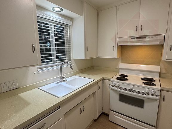 3rd image of 1321 Garden St #L