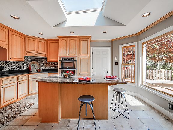 5th image of 4527 Oak Leaf Ct N