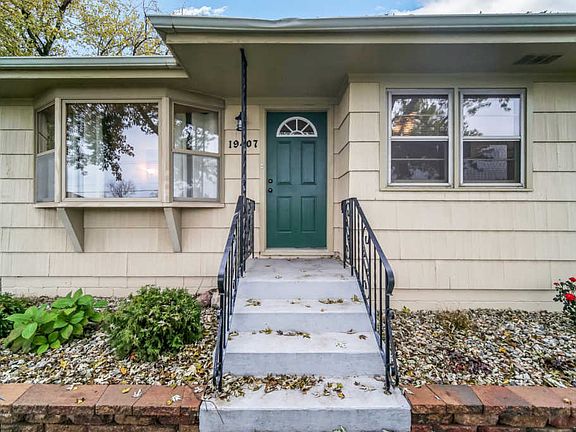 4th image of 19407 Oakwood Ave