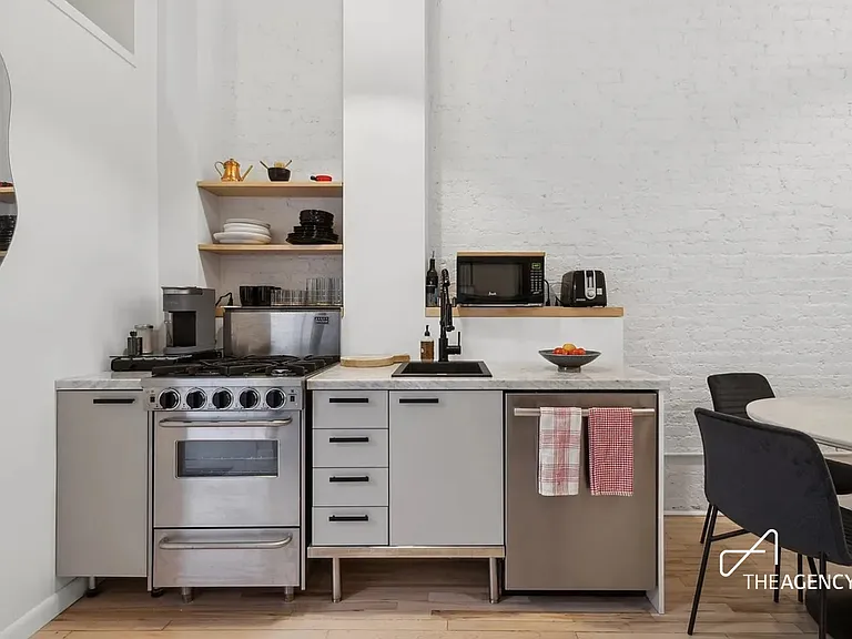 39 E 12th St #310 — Photo 4