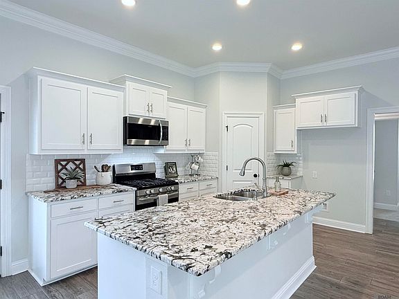 5th image of 654 Beaumont Dr