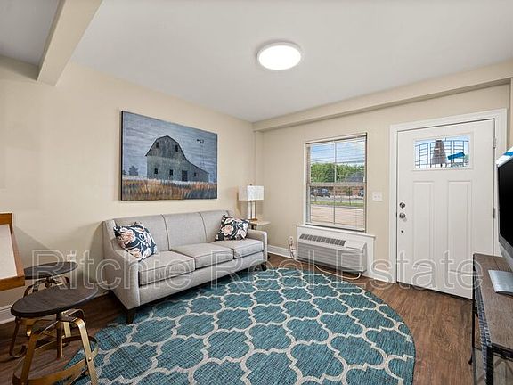 3rd image of 3801 Halsey St #121
