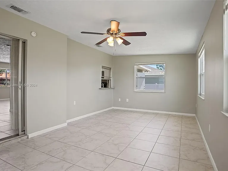 170 NW Curry St — Photo 8