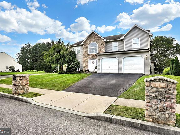 2nd image of 200 S Rosewood Ct