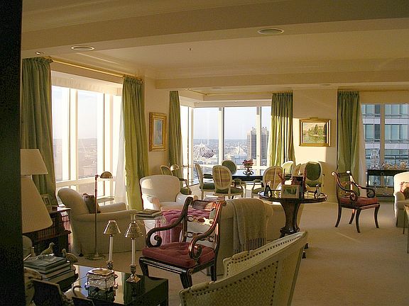 Living Room/Dining Area