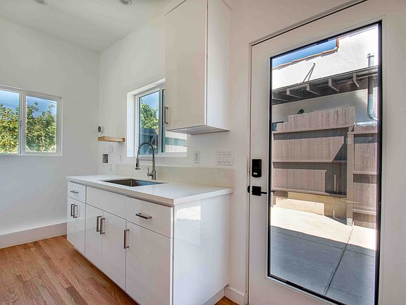 3rd image of 3940 1/2 Brunswick Ave