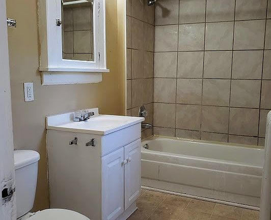 3rd image of 588 Milton St N APT 1