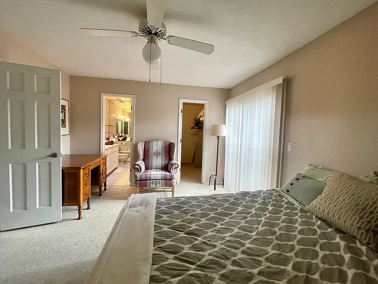 2428 NW Cir NW — Photo 9