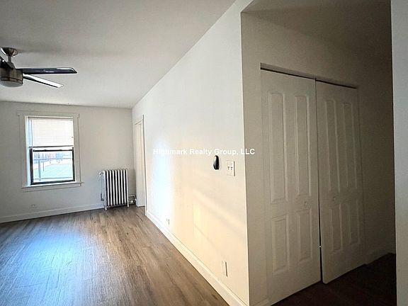 3rd image of 3933 N Clarendon Ave APT 211