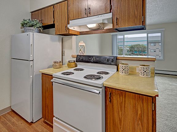 Rancho Tudor Apartments - Kitchen