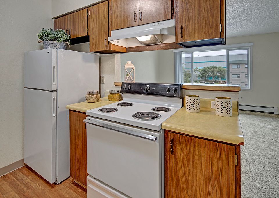 Rancho Tudor Apartments - Kitchen