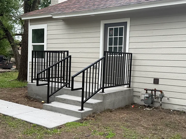 2503 E Graham Ave — Photo 2