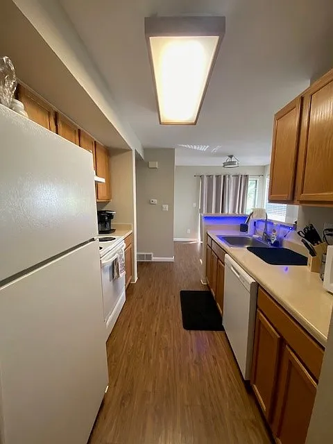 2 bed, 1004 sqft, $2,100 — Photo 4