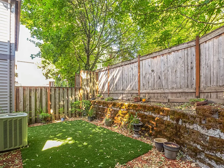 949 SE Tamango St — Photo 11