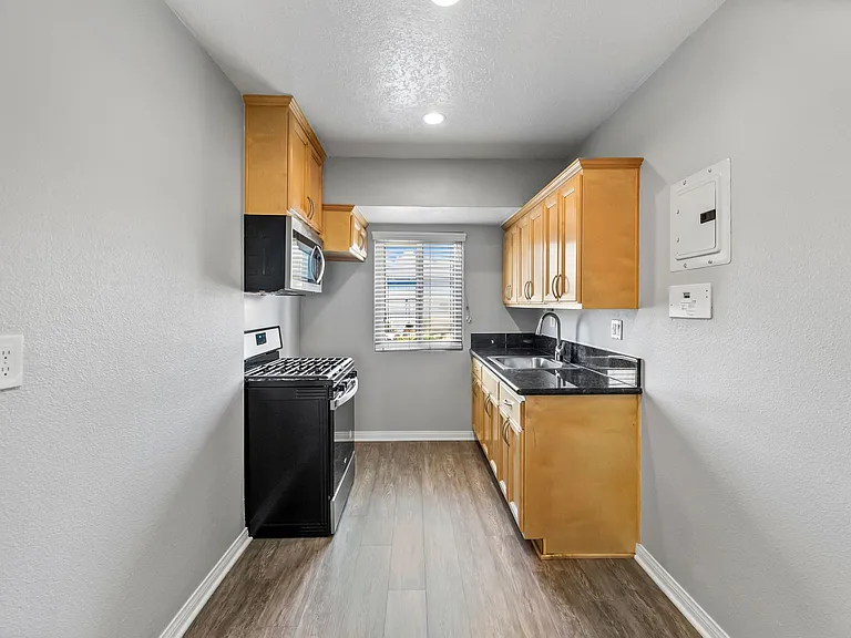 California Palms Apartments — Photo 20