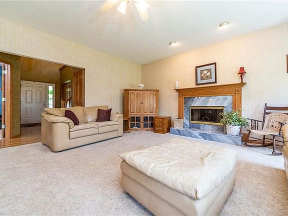 4th image of 361 Fieldstone Ct