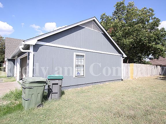 3rd image of 4682 Sandy Park Dr